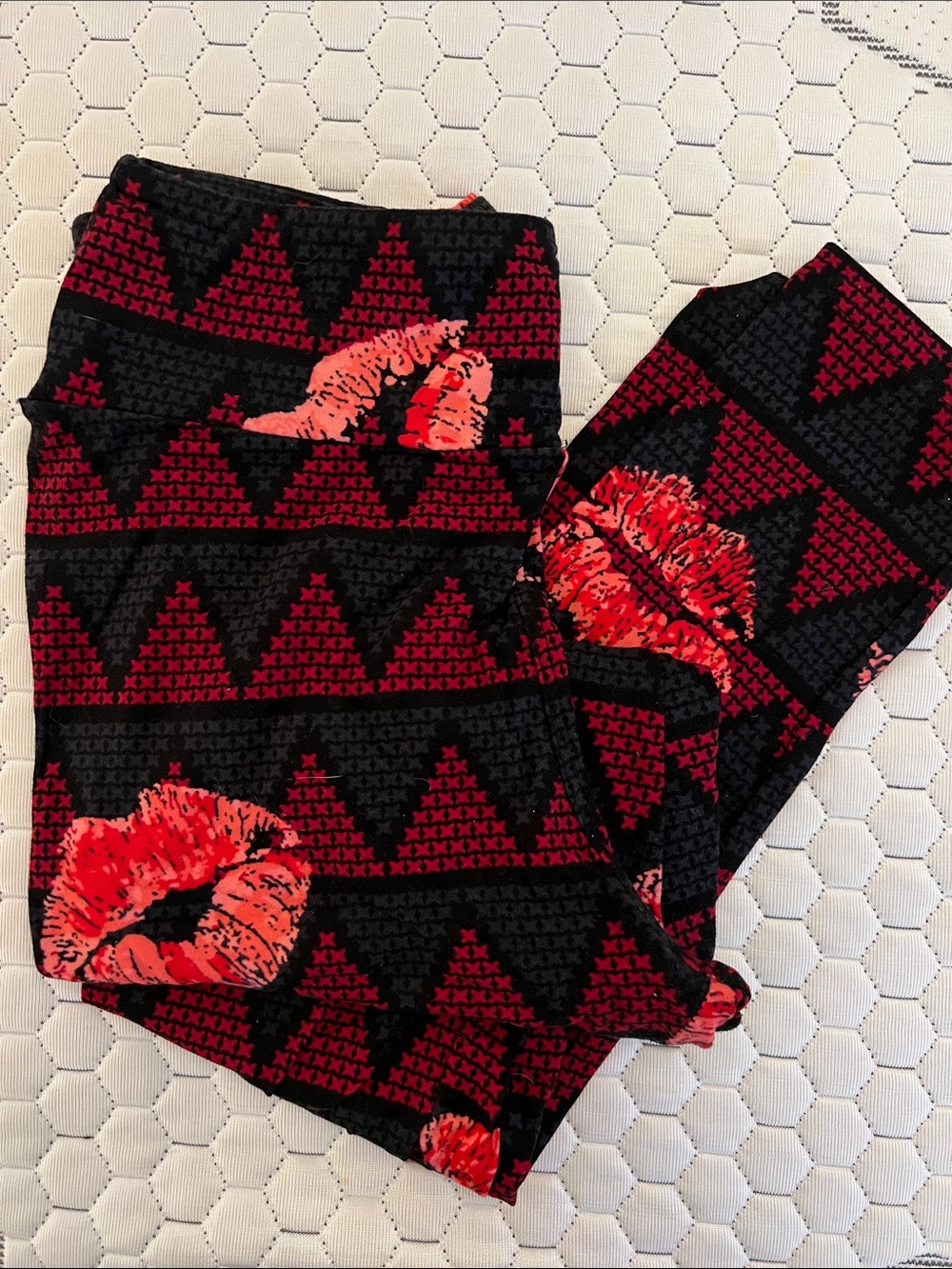 LulaRoe One Size Black & Red Lip-Print Leggings
